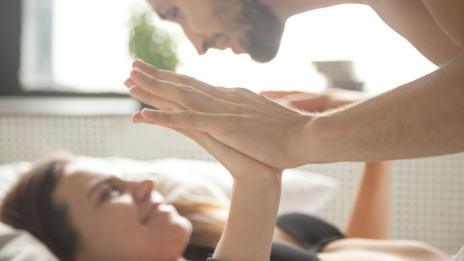 glückliches Paar im Bett
